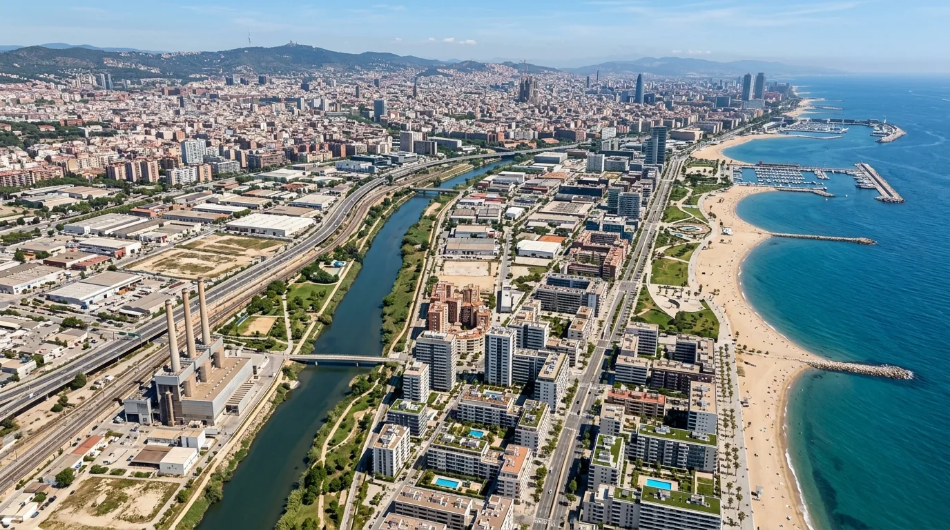 Vista del río Besòs desde Sant Adrià de Besòs con edificios residenciales al fondo